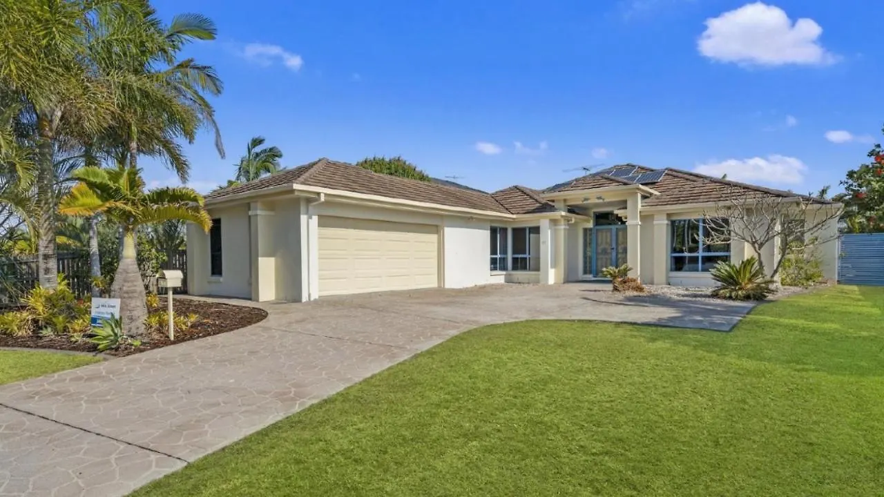 Holiday home Lux And Space In The Perfect Canal Home Banksia Beach Australia