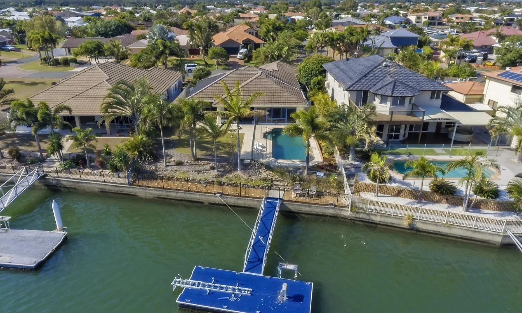 Relaxation & Space In A Canal Home Banksia Beach Feriehus