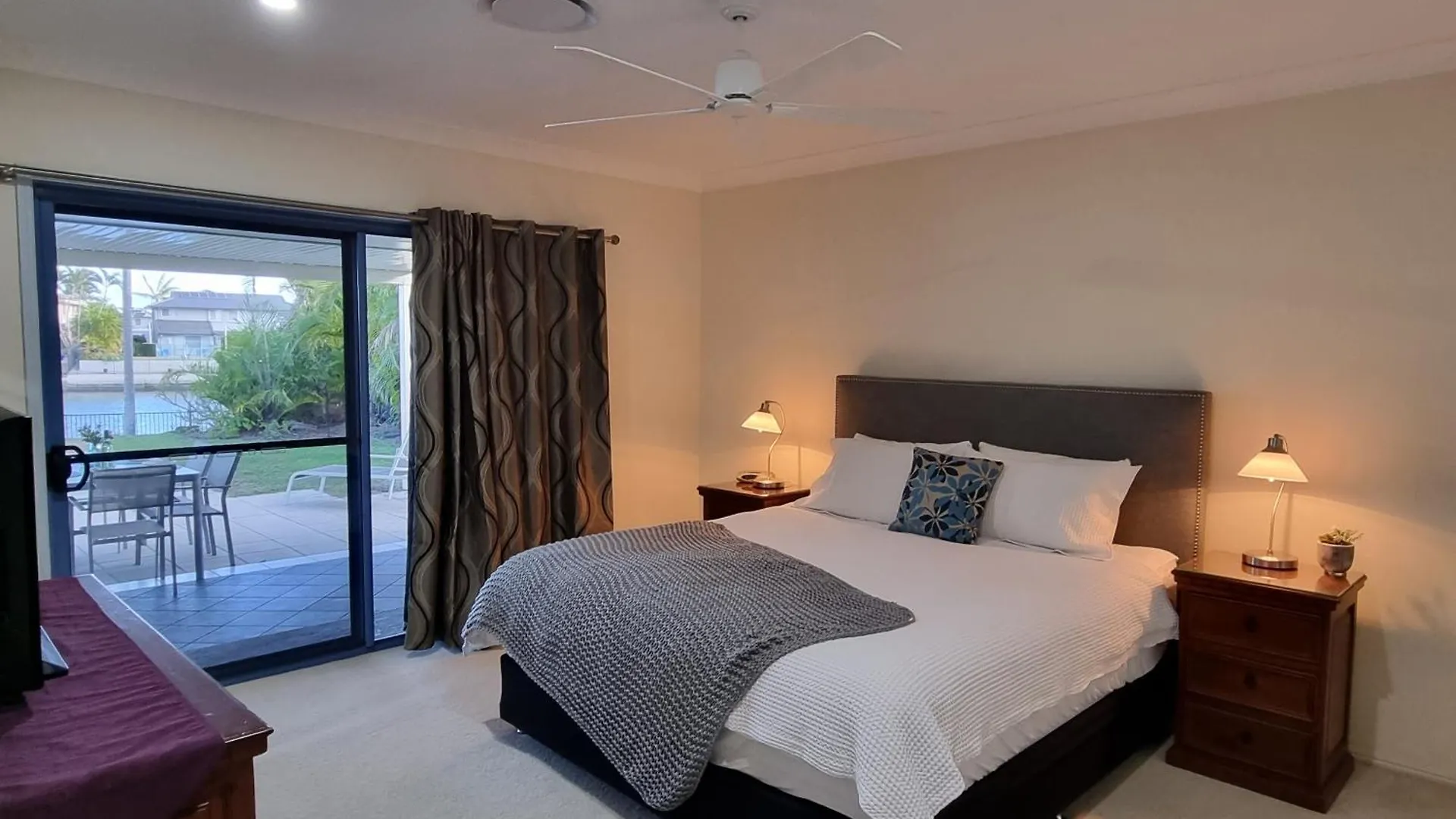 Feriehus Relaxation & Space In A Canal Home Banksia Beach