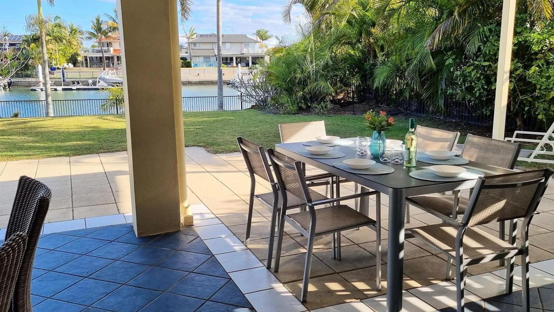 Relaxation & Space In A Canal Home Banksia Beach Australien