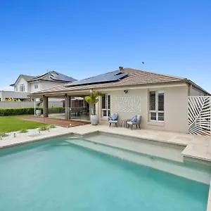  Holiday home Waters Edge!